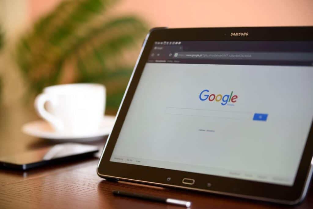 Pozycjonowanie czy Google Ads – co wybrać na start